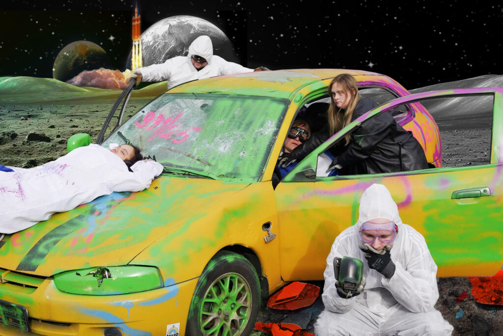 Eine surreale Szene auf einer mondähnlichen Landschaft: Mehrere Personen in weißen Schutzanzügen und eine Person in dunkler Kleidung interagieren mit einem bunt besprühten, beschädigten Auto. Im Hintergrund steigt eine Rakete in den Sternenhimmel auf, während die Erde über dem Horizont schwebt. Auf dem Boden liegen bunte, zerbrochene Platten und Trümmer.