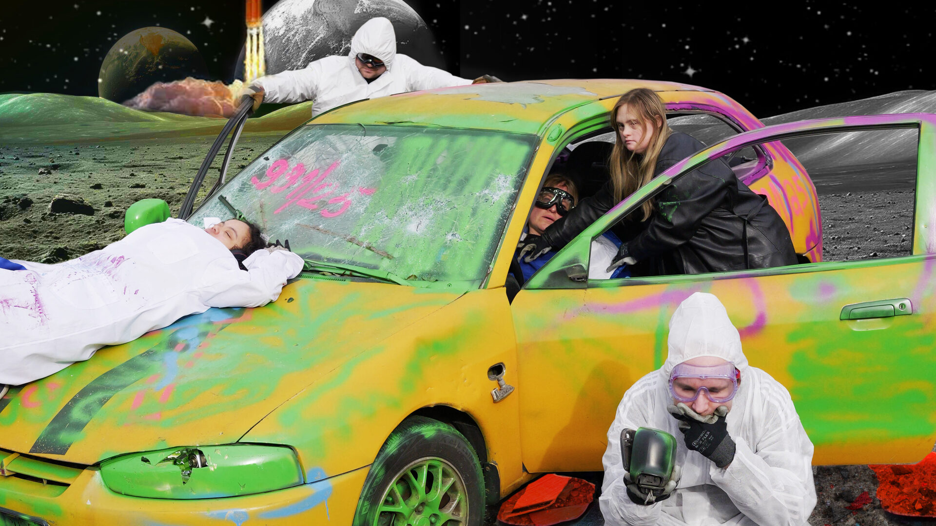 Eine surreale Szene auf einer mondähnlichen Landschaft: Mehrere Personen in weißen Schutzanzügen und eine Person in dunkler Kleidung interagieren mit einem bunt besprühten, beschädigten Auto. Im Hintergrund steigt eine Rakete in den Sternenhimmel auf, während die Erde über dem Horizont schwebt. Auf dem Boden liegen bunte, zerbrochene Platten und Trümmer.